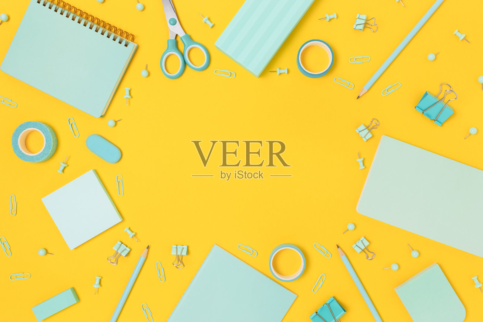 边界框架由薄荷色学校设备在明亮的黄色背景。照片摄影图片