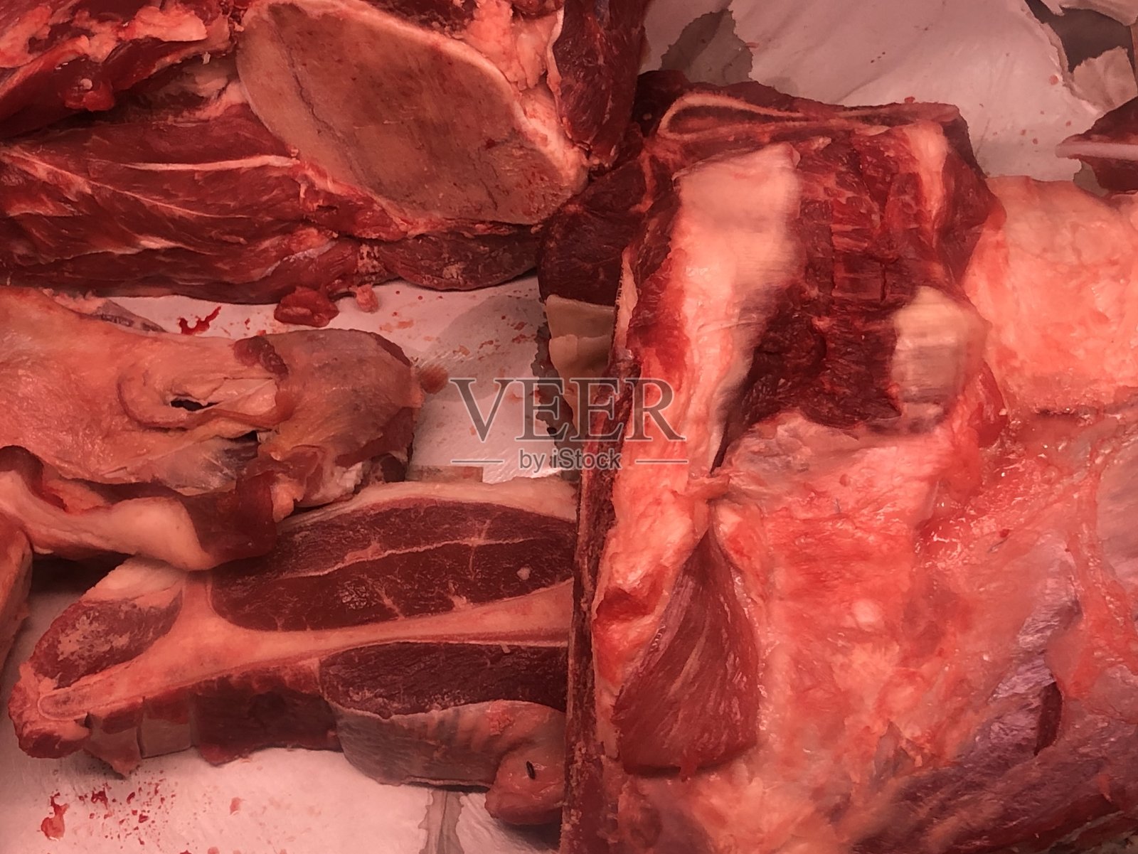 肉上肉店不同种类的肉近距离观看照片摄影图片