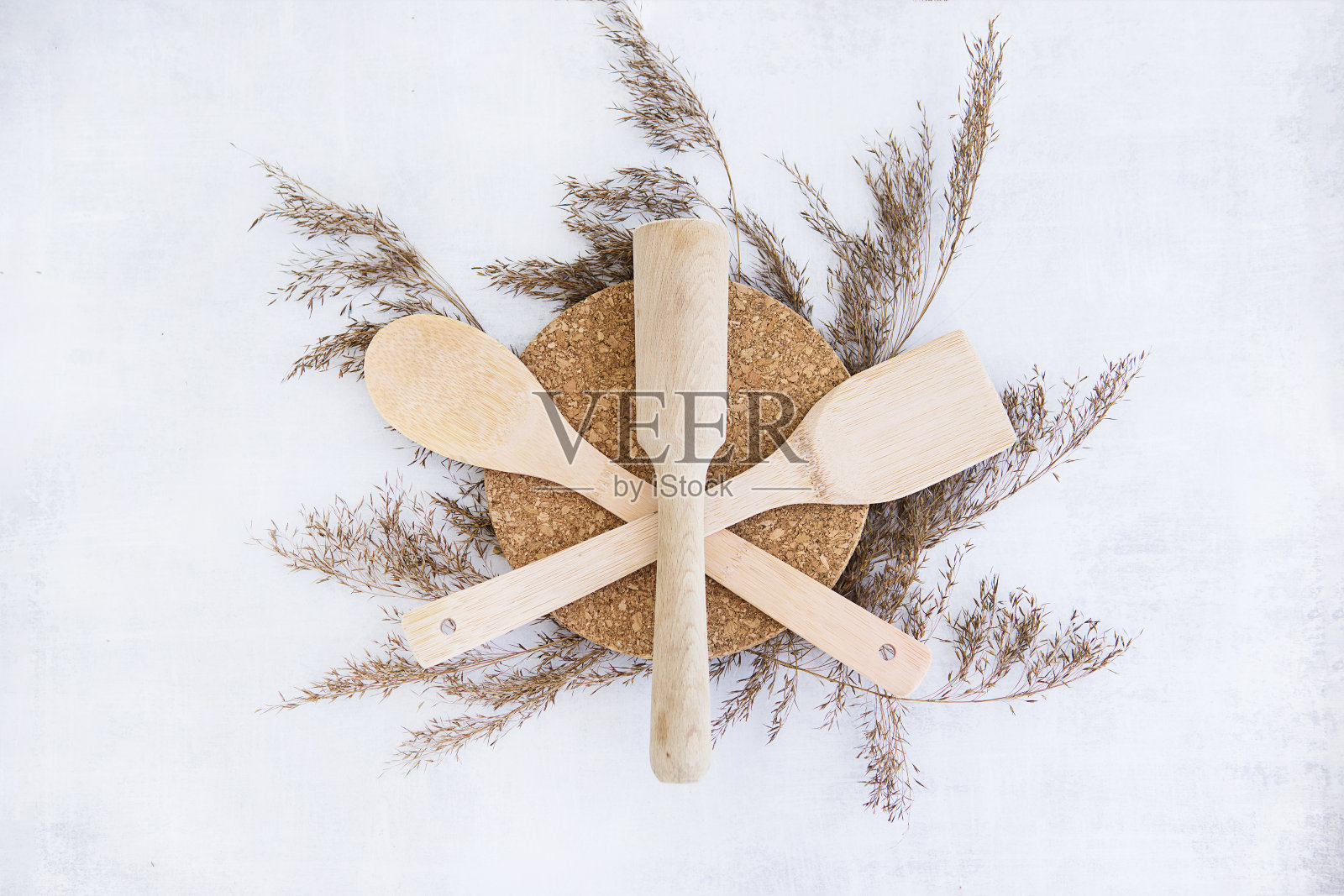 一套环境友好的竹制餐具，在明亮的背景下。零浪费的生活理念。“零浪费”的家。照片摄影图片