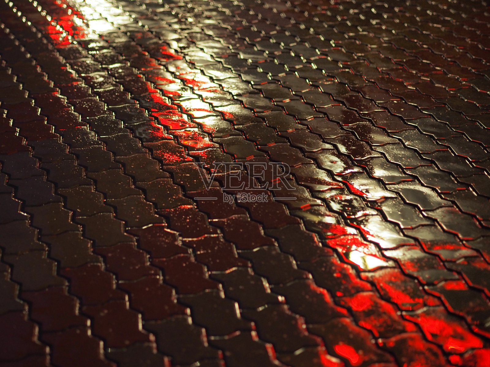 夜色下着雨的城市模糊的背景。霓虹灯照片摄影图片