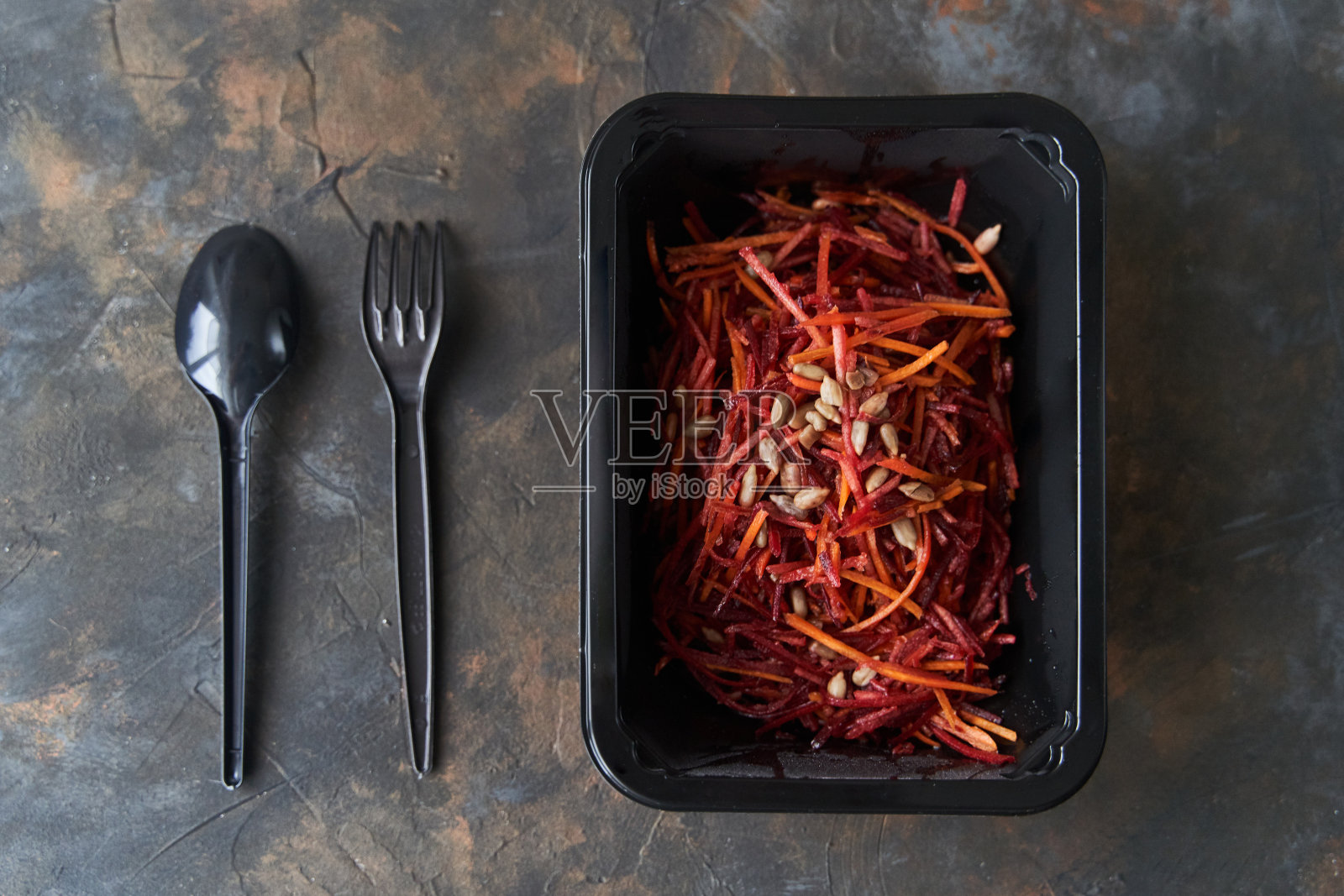 甜菜和胡萝卜沙拉。健康的饮食习惯。减肥饮食照片摄影图片