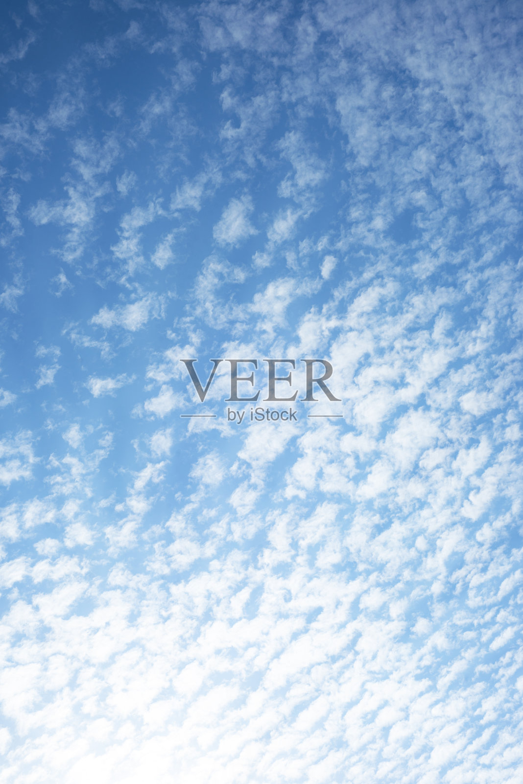 垂直背景的蓝天和卷云积云。美丽的云。照片摄影图片