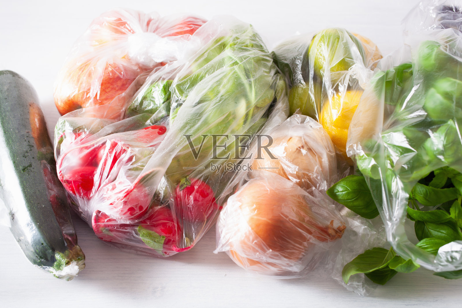 一次性塑料垃圾问题。水果和蔬菜装在塑料袋里照片摄影图片