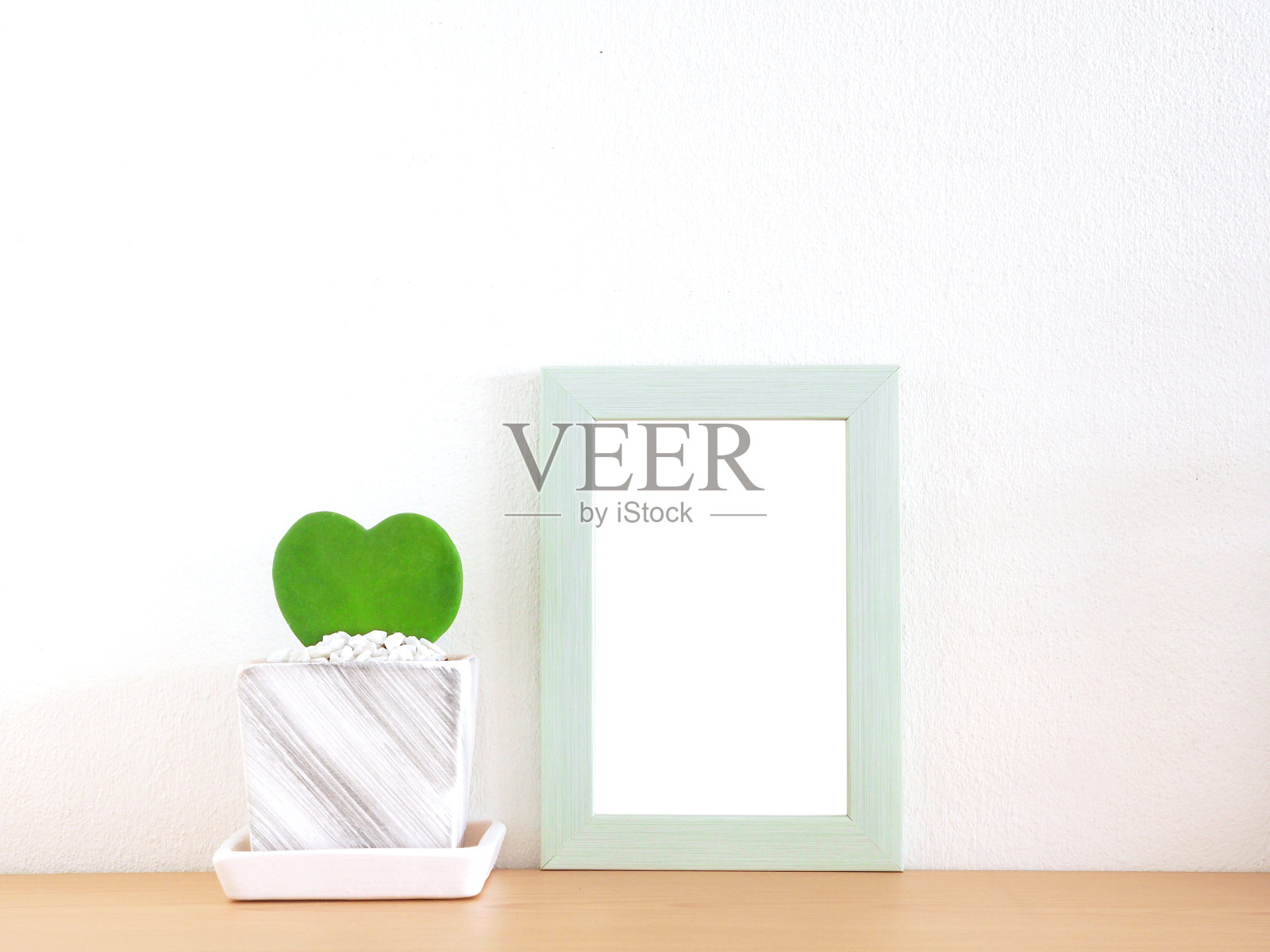 绿边相框和花盆里的心形树照片摄影图片