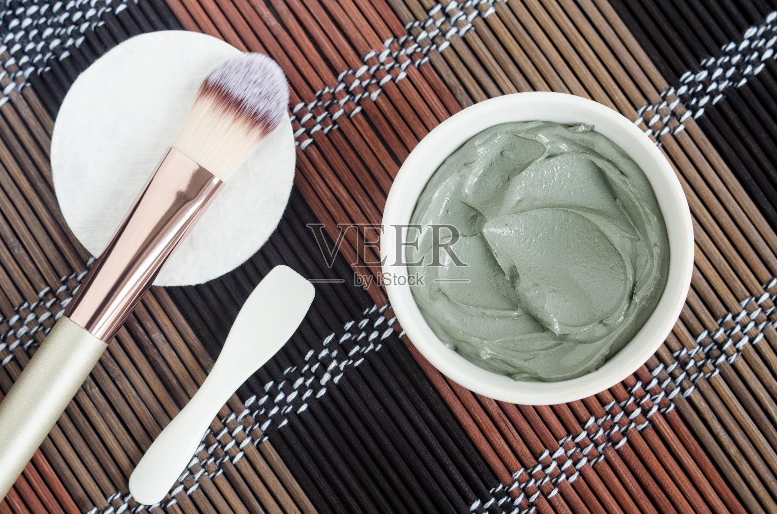 灰色膨润土在碗，棉垫和化妆刷。粘土纹理近。Diy面膜和身体包裹配方。自然美容和水疗。俯视图，复制空间照片摄影图片