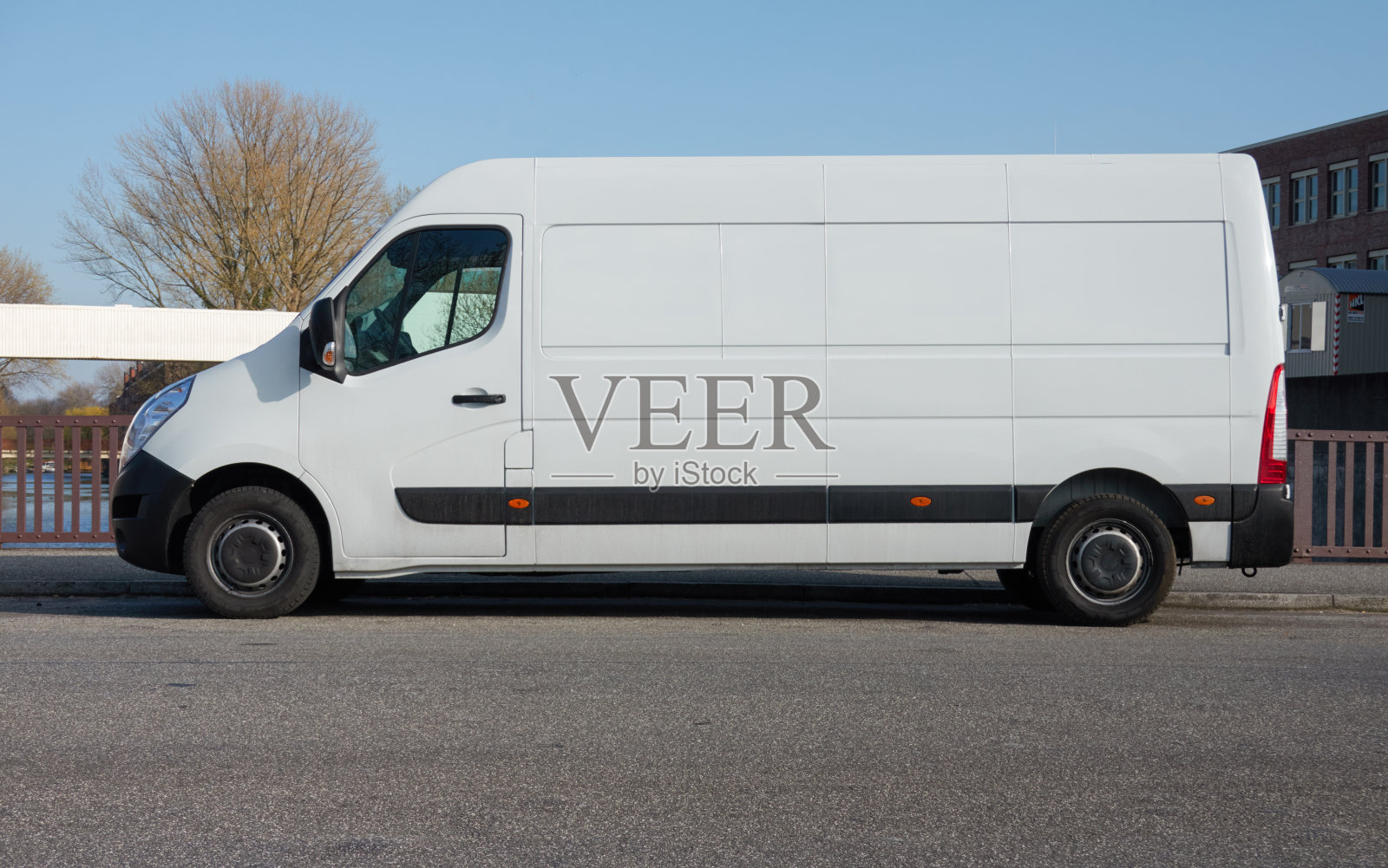 白色的货车停在商业区的街道上照片摄影图片