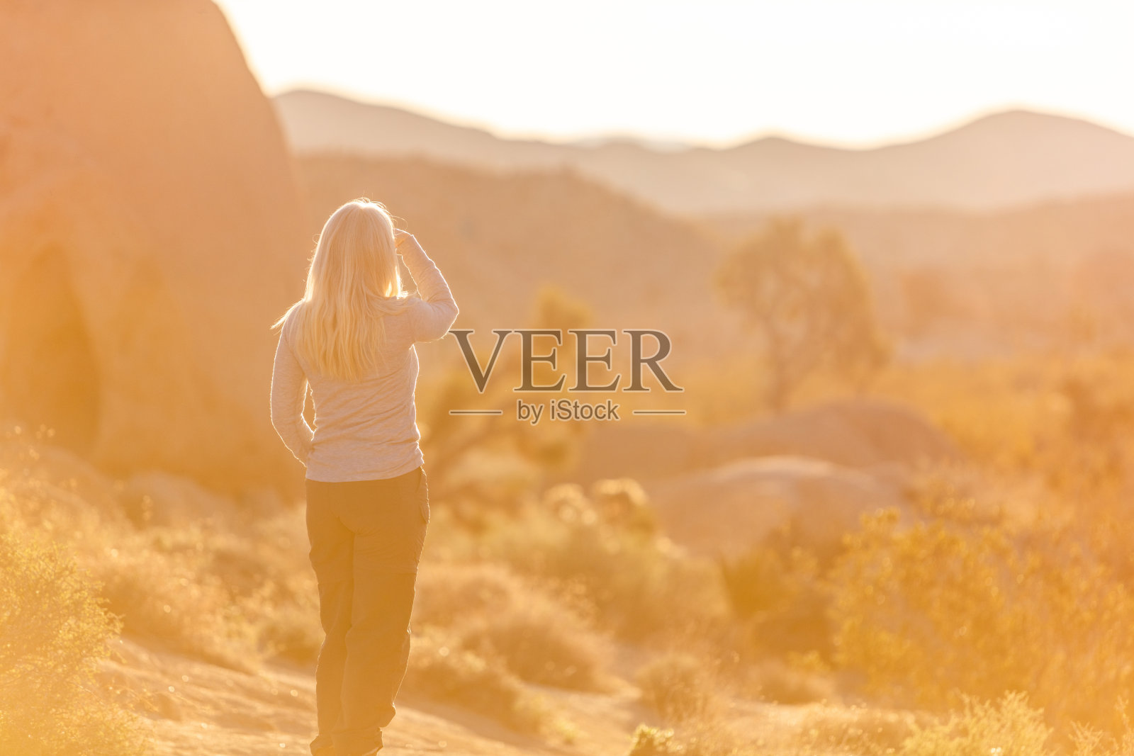 成年女性在乔舒亚树国家公园观赏加州沙漠景观冬末照片摄影图片