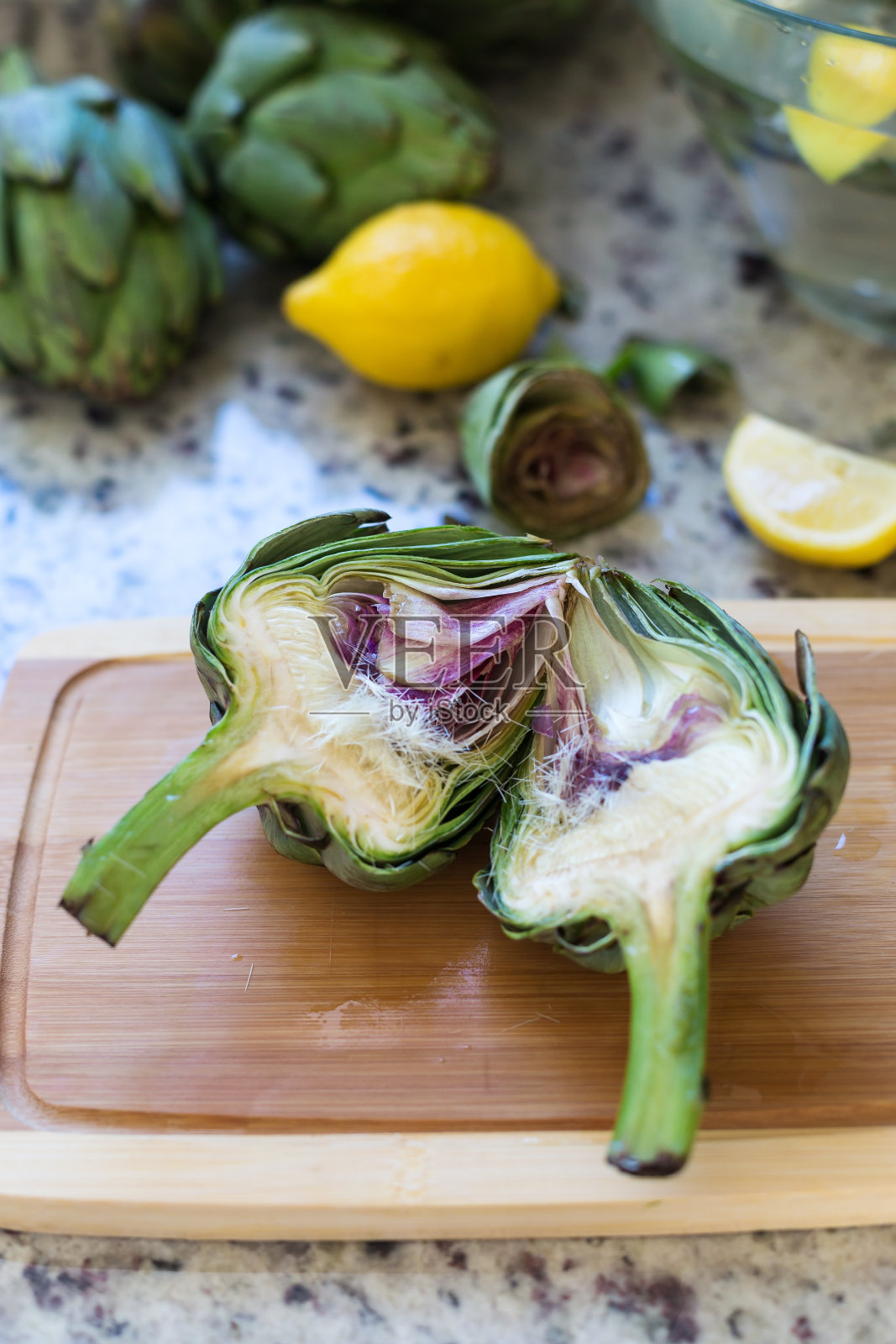 新鲜洋蓟在船上照片摄影图片