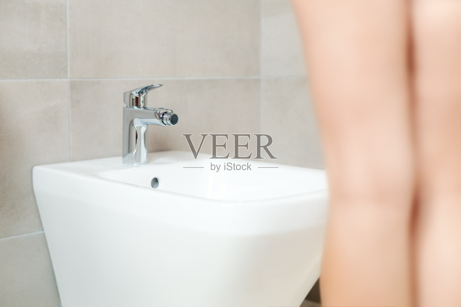 用坐浴盆洗澡的女人照片摄影图片