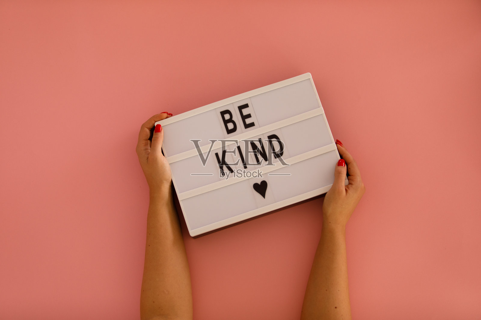 签上"善良"的字样照片摄影图片