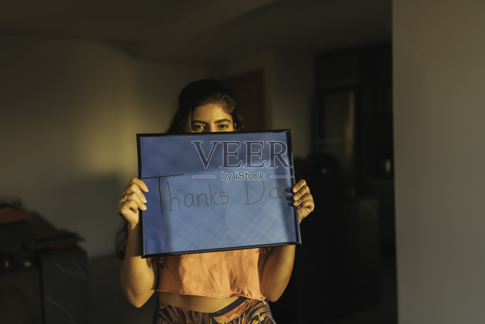 手持指示牌的年轻女子照片摄影图片