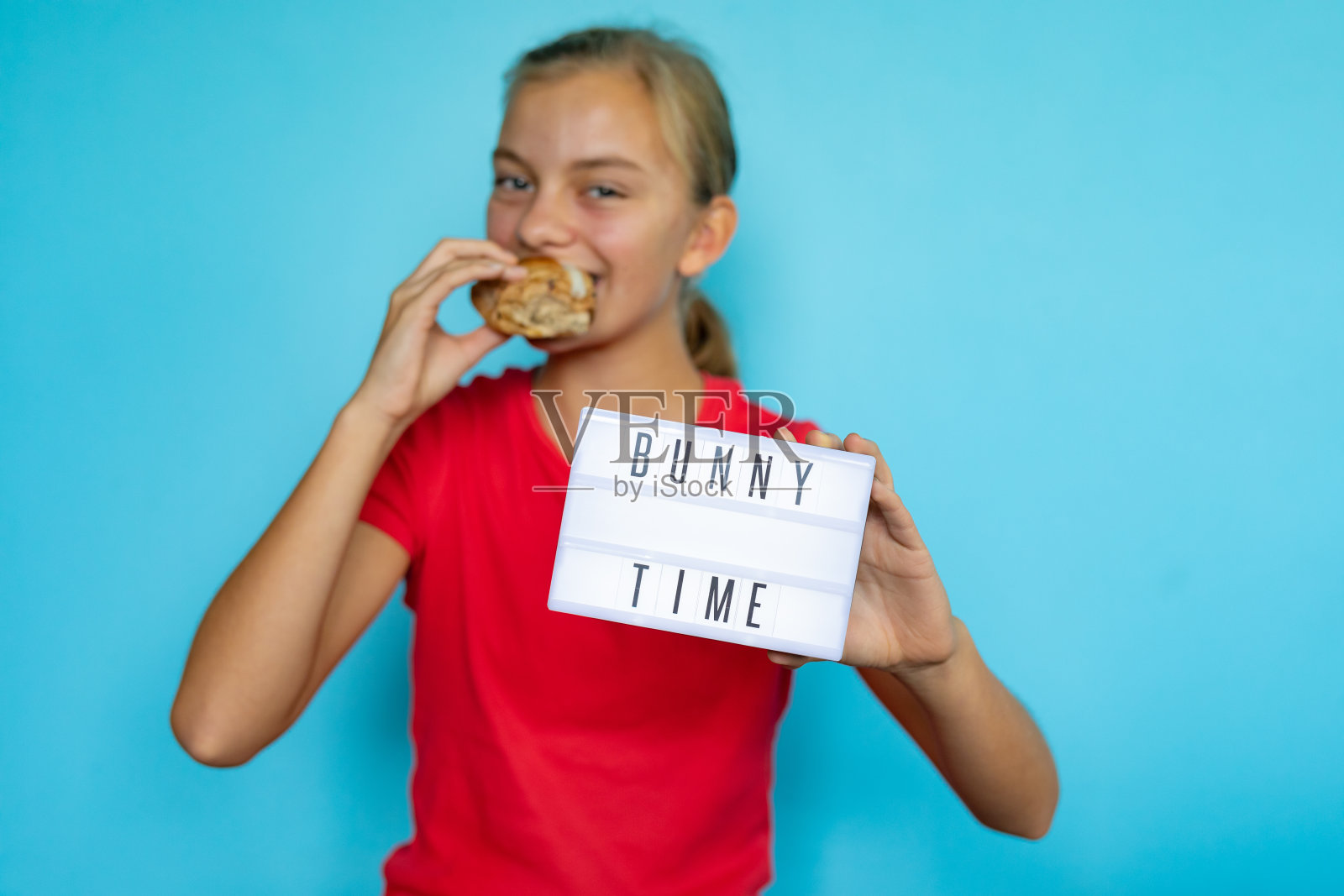 少女举着标牌照片摄影图片