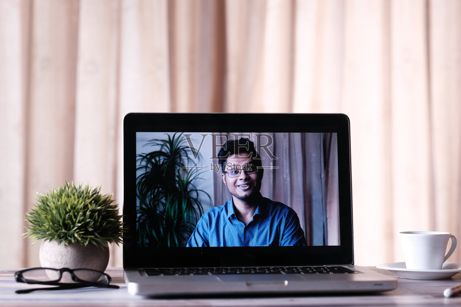 在电脑屏幕上显示的视频会议中照片摄影图片