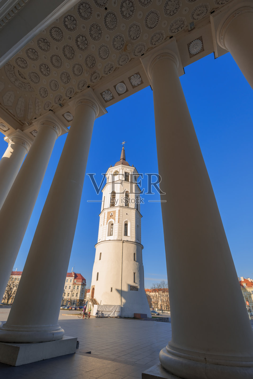 清晨的大教堂广场和钟楼、维尔纽斯、立陶宛、波罗的海诸国。照片摄影图片