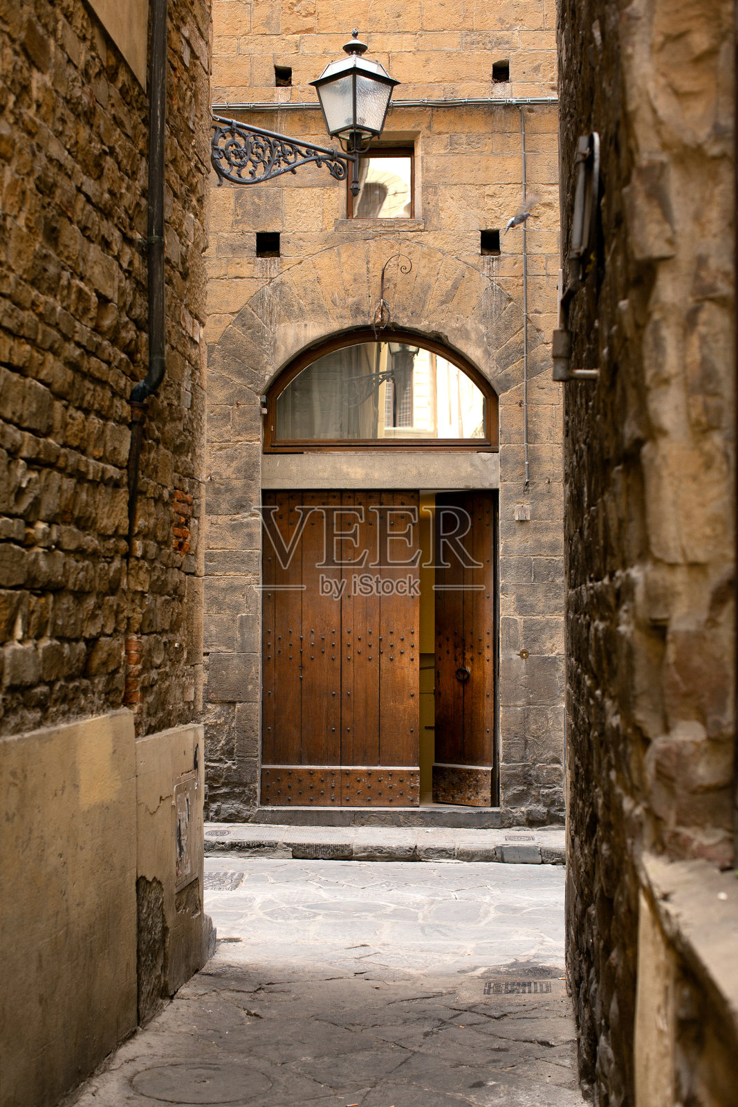 往下看佛罗伦萨的一条古老小巷照片摄影图片