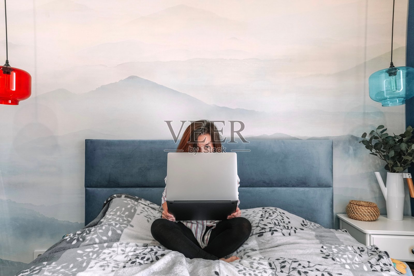 远程学习、在线教育和工作。快乐的女人女孩工作办公室远程工作在家床上。照片摄影图片