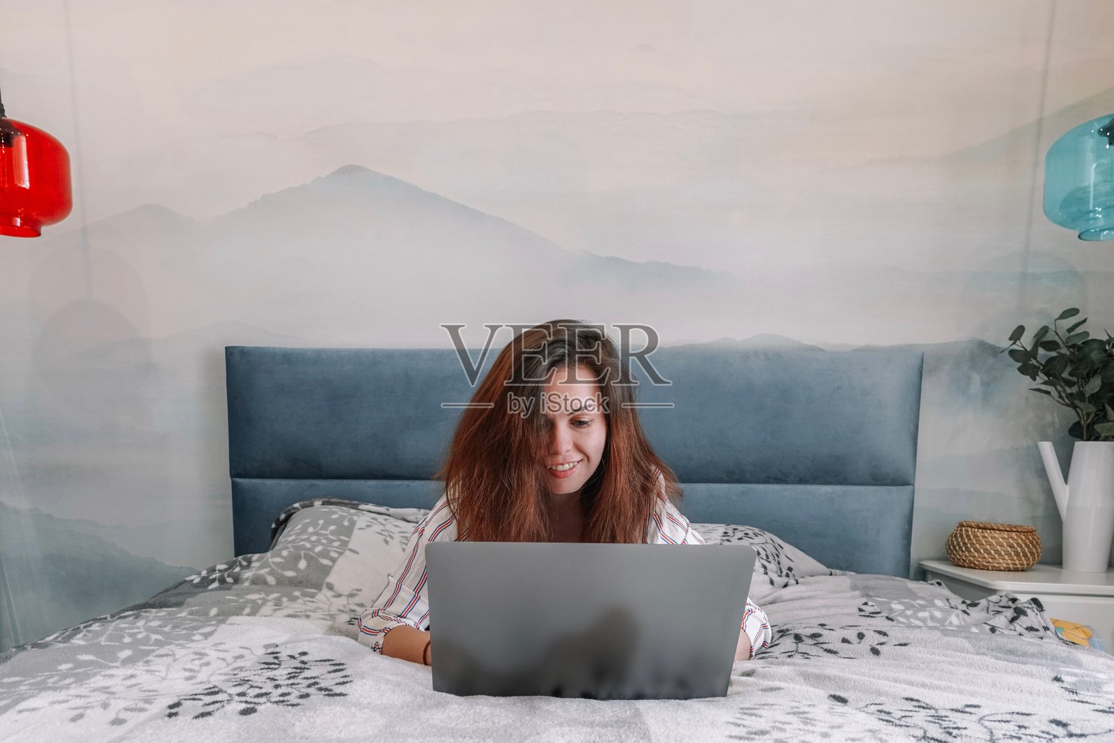 远程学习、在线教育和工作。快乐的女人女孩工作办公室远程工作在家床上。照片摄影图片