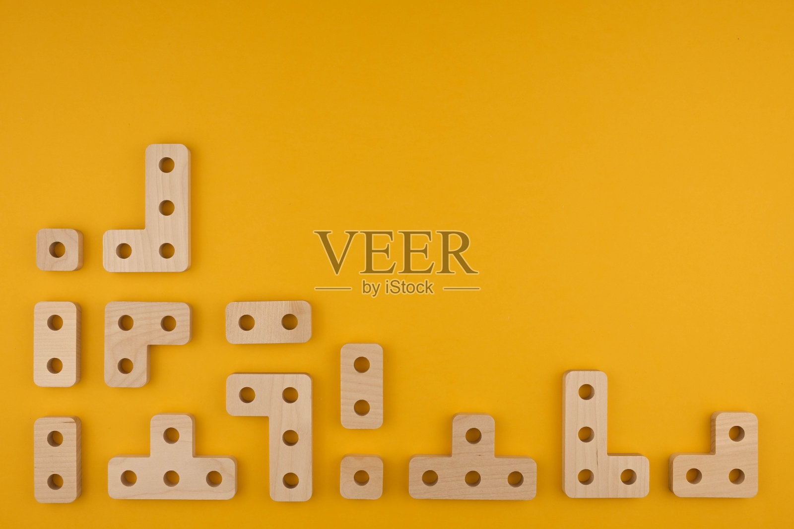 儿童的木制玩具分拣机靠近复印空间。教育游戏和俄罗斯方块的概念。本空间照片摄影图片