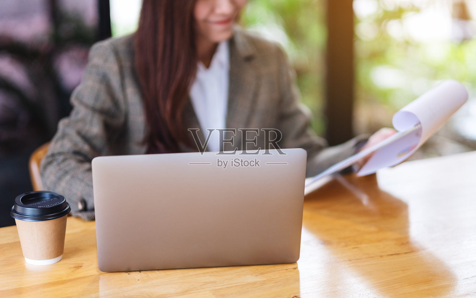 在办公室使用笔记本电脑的亚洲女商人照片摄影图片