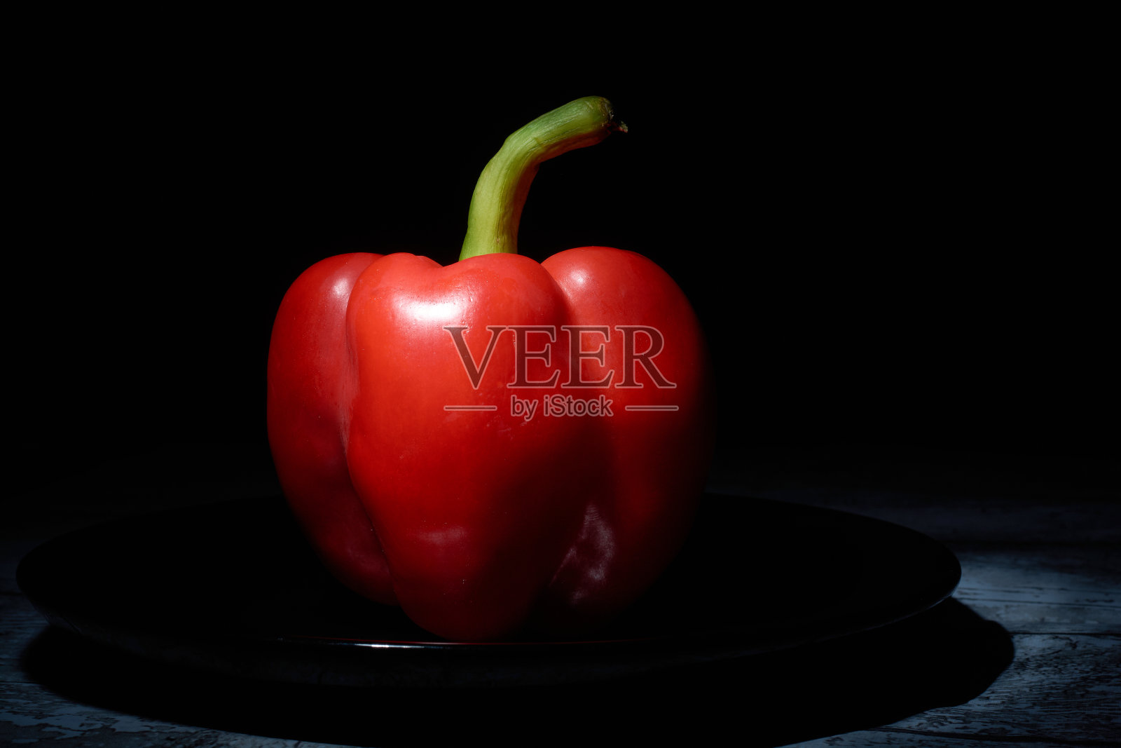 黑色背景上的红甜椒照片摄影图片