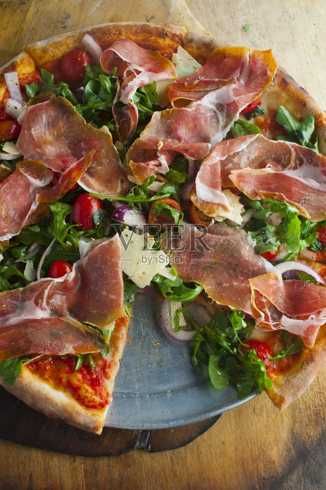 披萨。自制面团，上面撒有意大利海员沙司，马苏里拉奶酪，香肠，意大利辣香肠，甜椒，洋葱和蘑菇。经典的意大利主菜。照片摄影图片