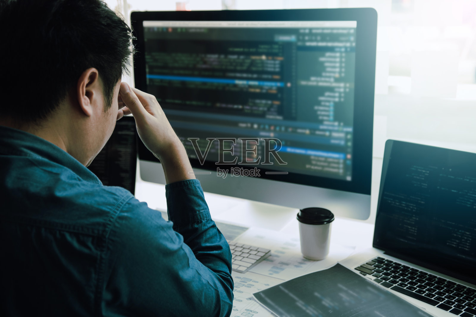 软件开发人员头疼的是在办公室进行代码分析。照片摄影图片