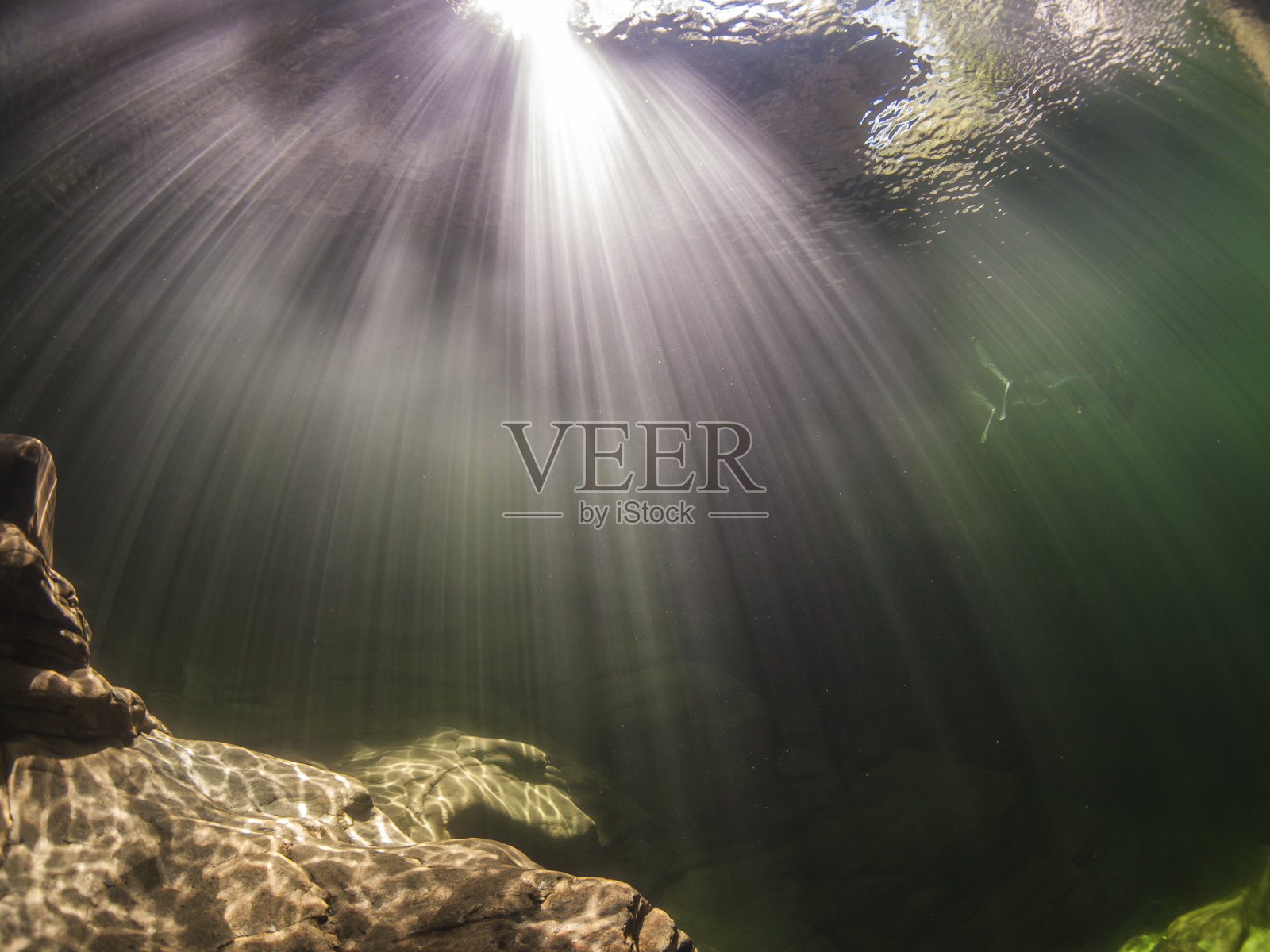 马吉亚河/瑞士/欧洲的水下风景与神奇的阳光光束照片摄影图片