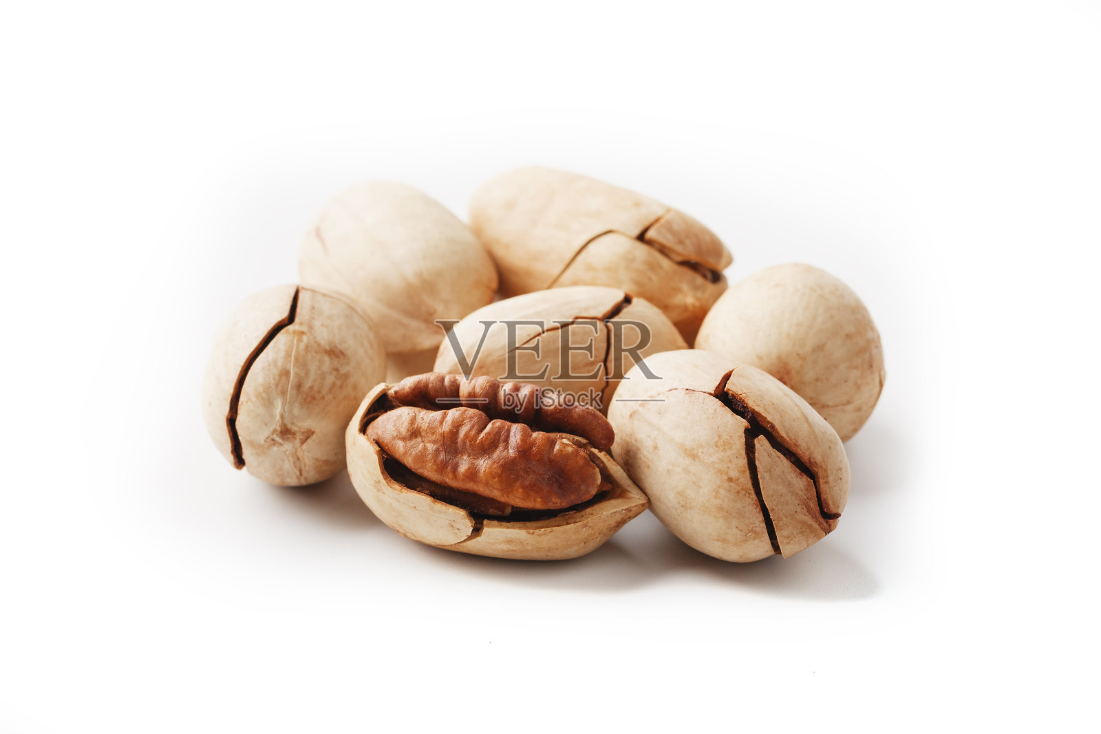 在白色背景上孤立的山核桃。特写,宏。有壳的坚果。照片摄影图片