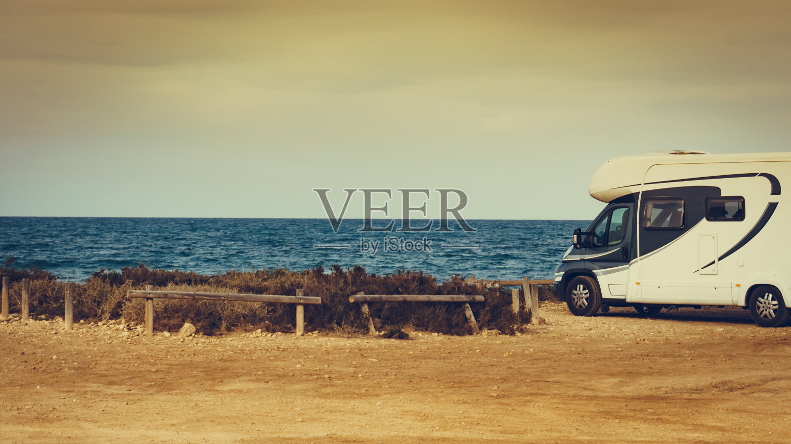 露营车在海滩上，露营在大自然中照片摄影图片