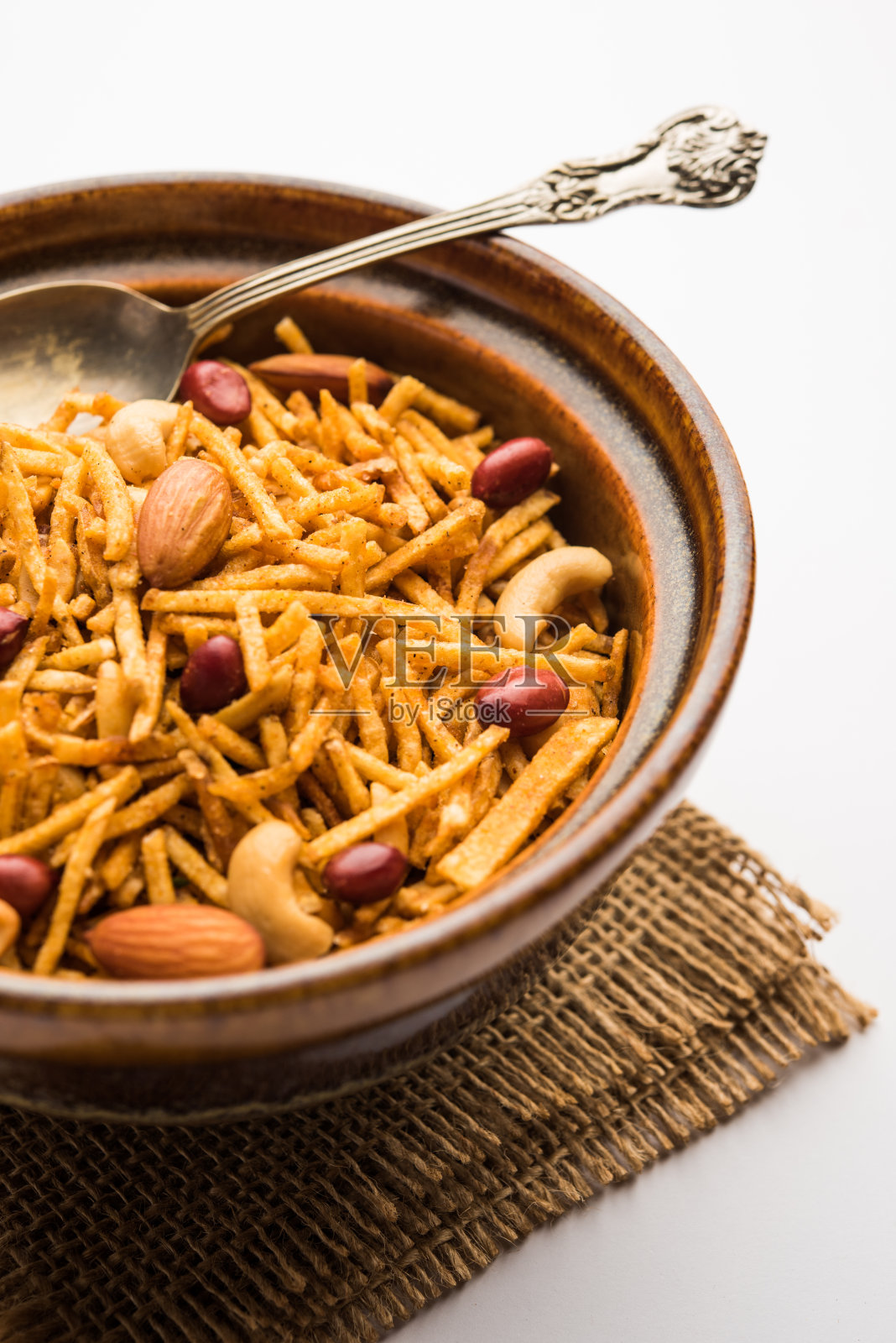 Falahari Chivda或Aloo Chiwda为Fast或Vrat照片摄影图片