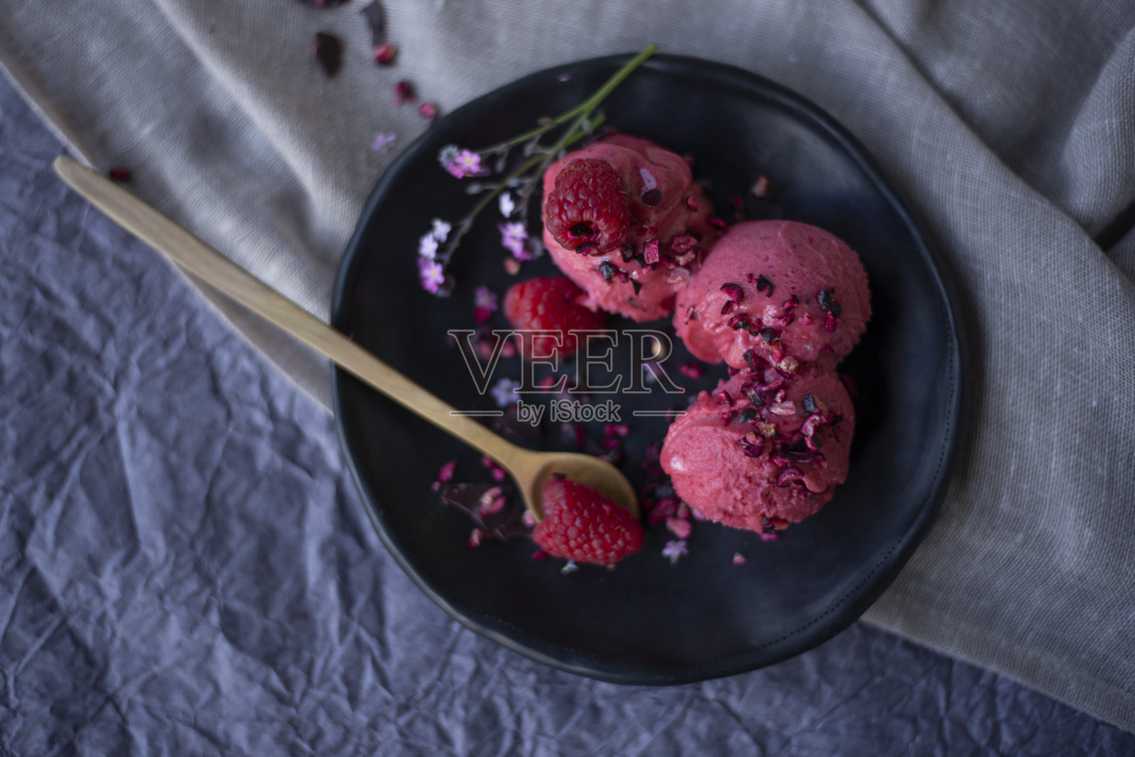 覆盆子冰淇淋照片摄影图片