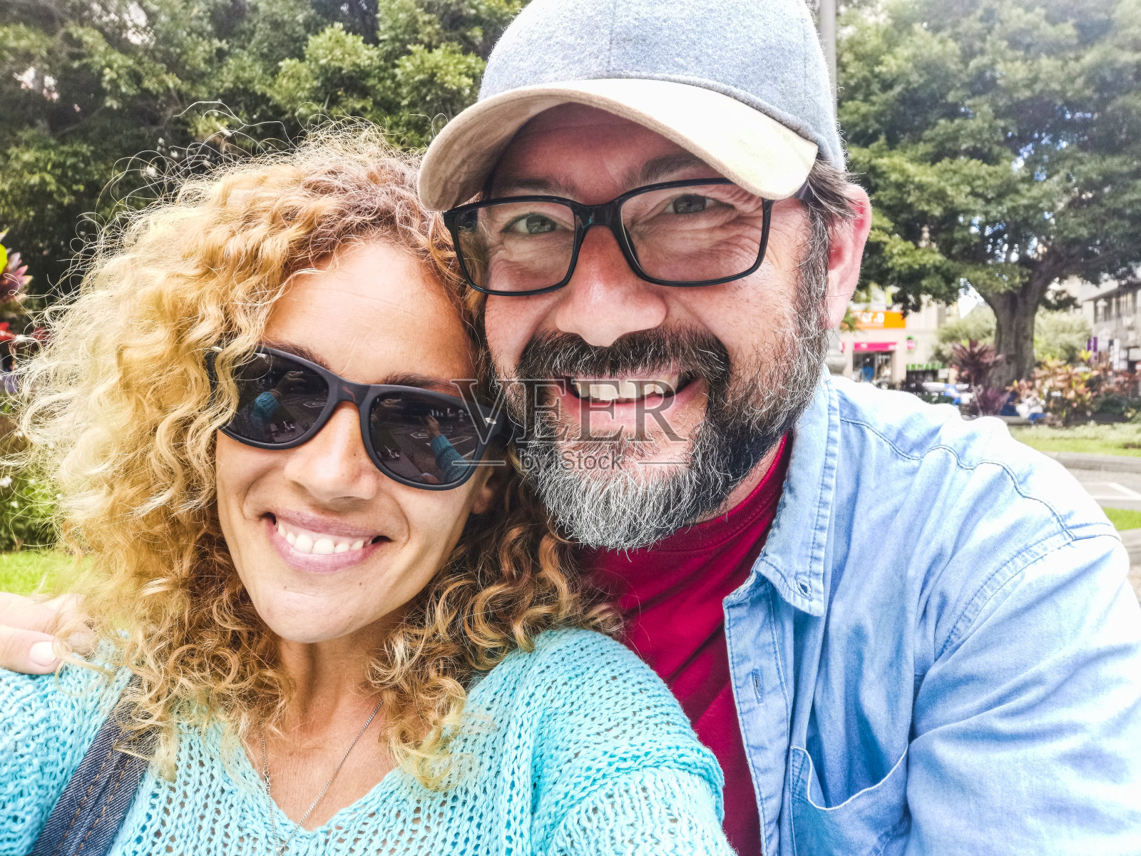 成年白种人夫妇肖像与公园和自然的背景-城市户外休闲活动为美丽的女人和男人一起在休闲活动照片摄影图片