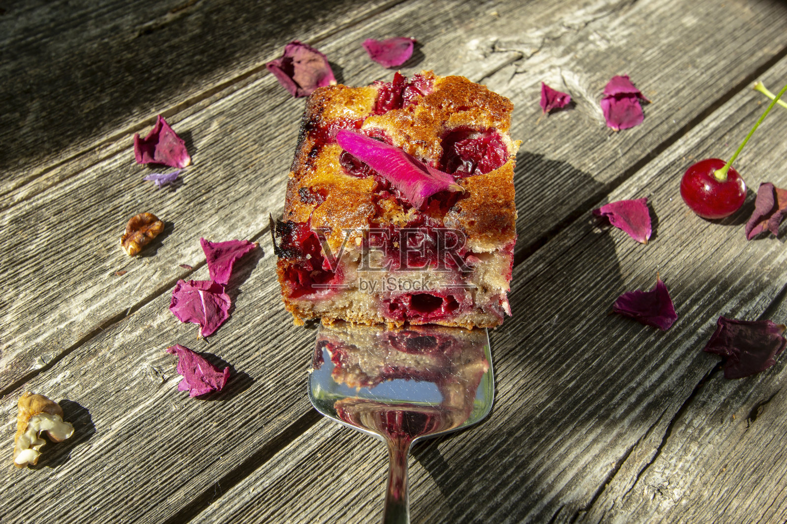 自制的樱桃和坚果应季派。切成方形。照片摄影图片