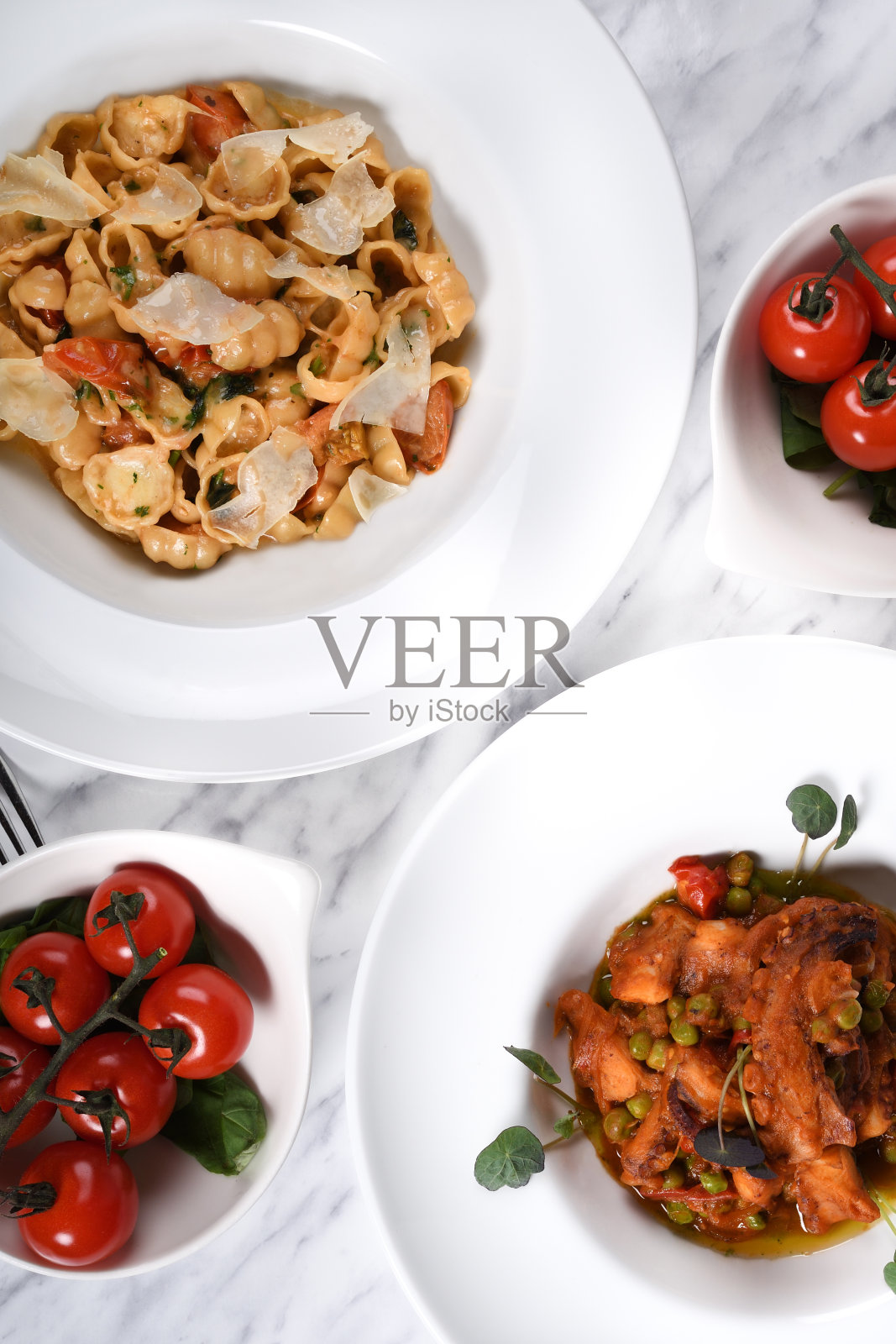 新鲜的樱桃番茄沙司，罗勒和帕尔马干酪意大利面。从上面的菜单视图照片摄影图片