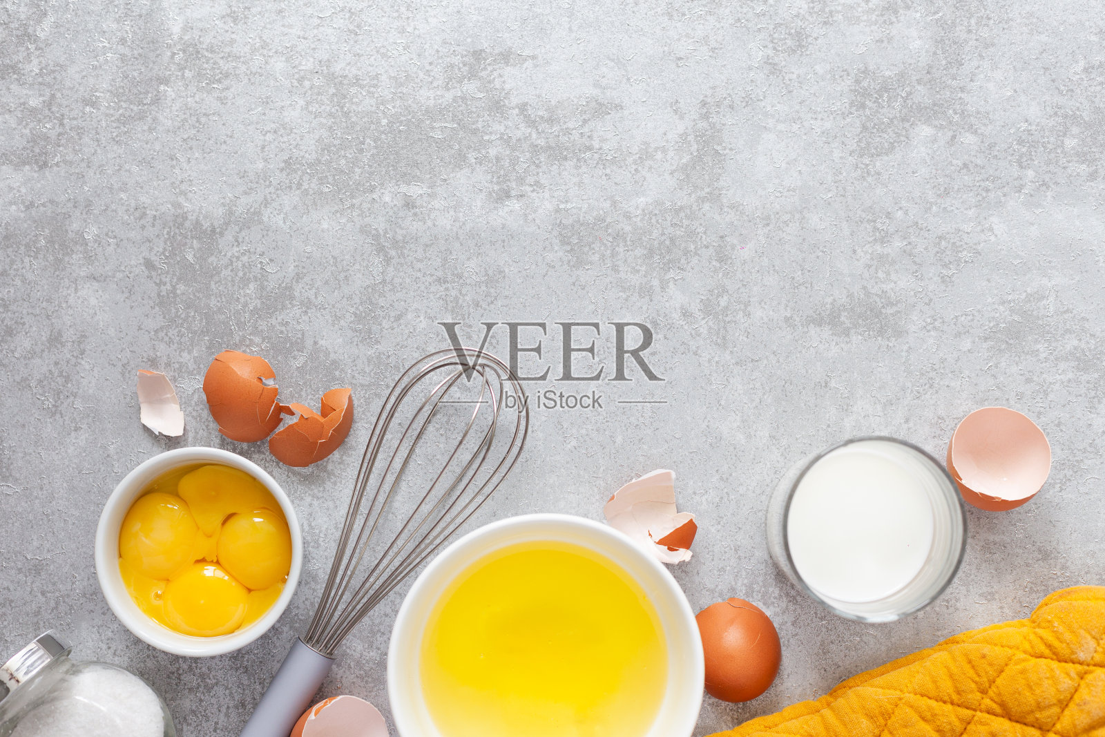 蛋黄和松鼠在厨房做饭照片摄影图片