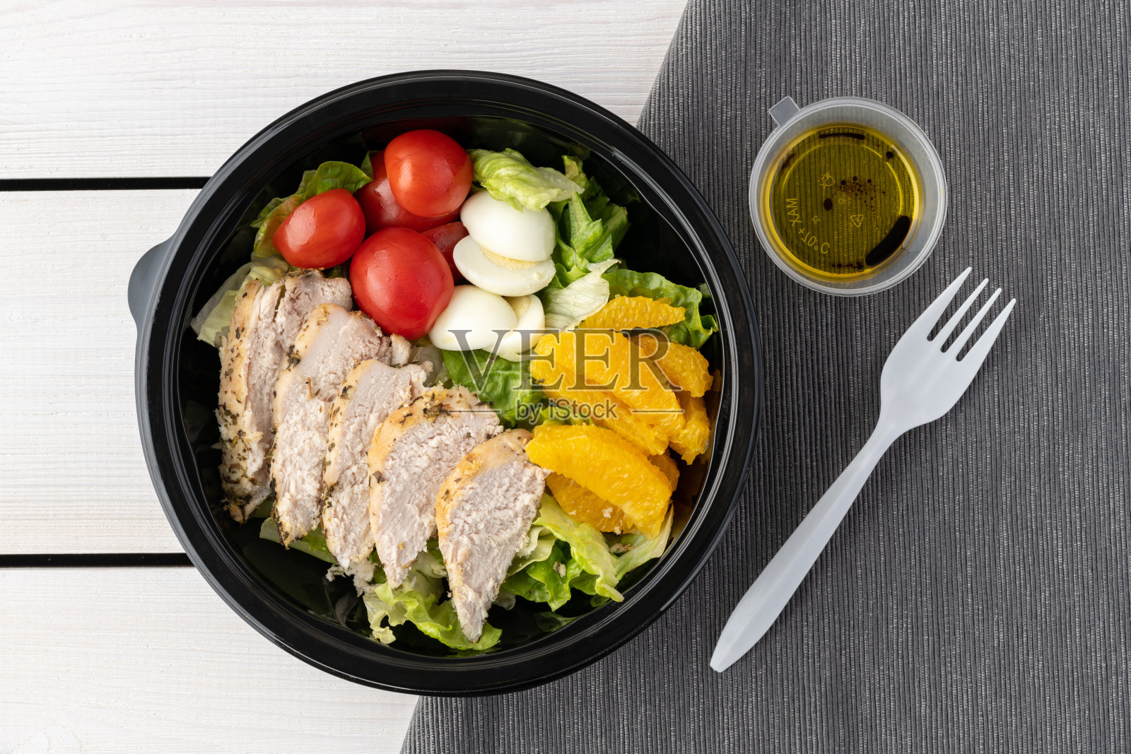 健康食物放在木制背景的圆形午餐盒里。平躺照片摄影图片