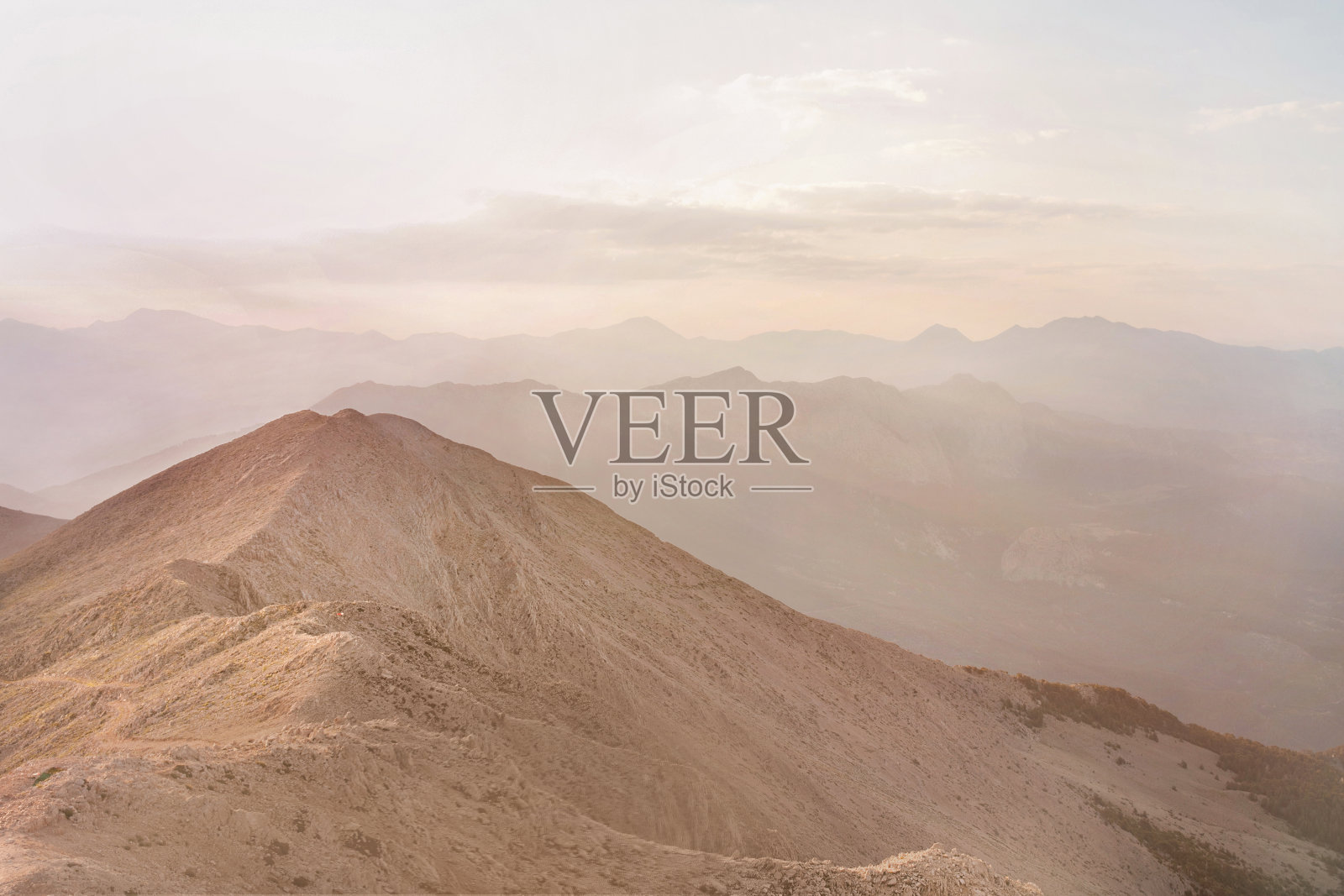 山峦峰峦中有雾景景观照片摄影图片