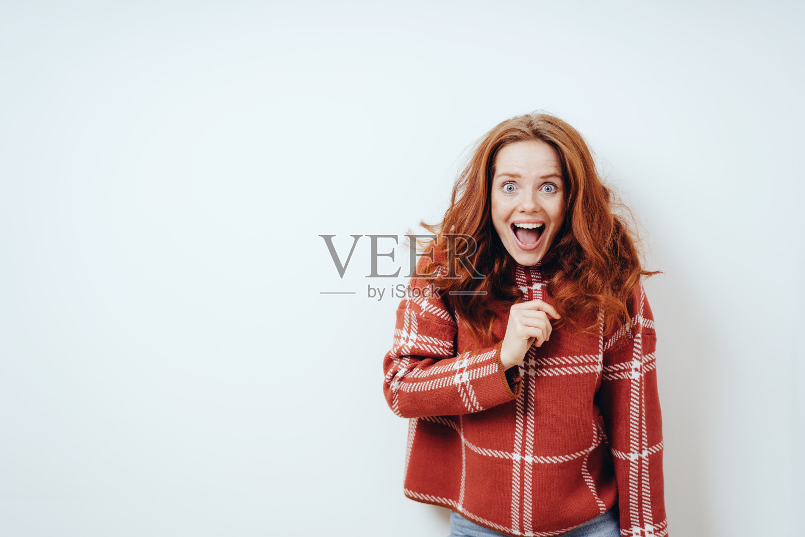 兴奋的红发女人带着敬畏的表情照片摄影图片