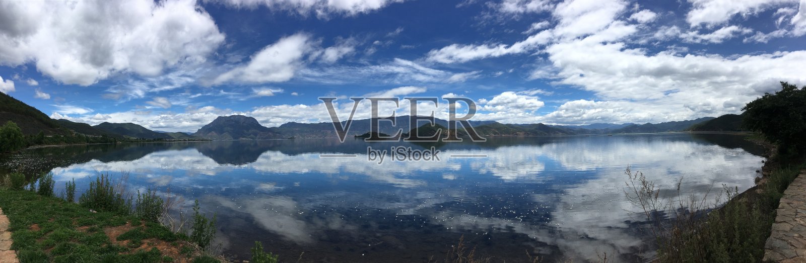 蓝天白云映在湖面上照片摄影图片