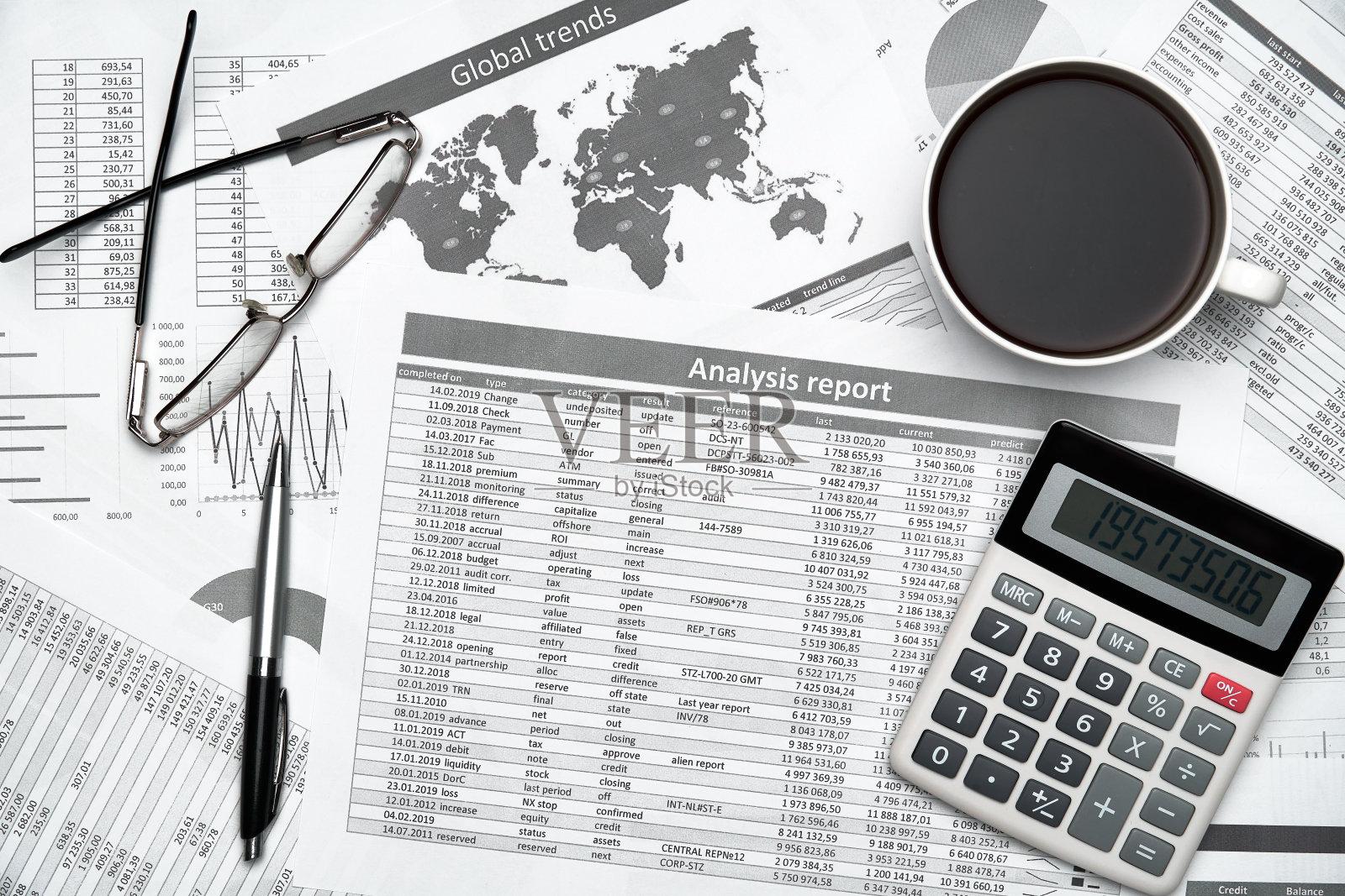 俯视图的现代黑色办公桌，笔记本，铅笔，财务报表和很多东西。平铺表布局。照片摄影图片