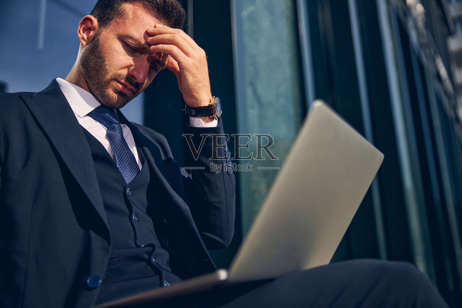 年轻的黑发男性用笔记本电脑在网上工作照片摄影图片