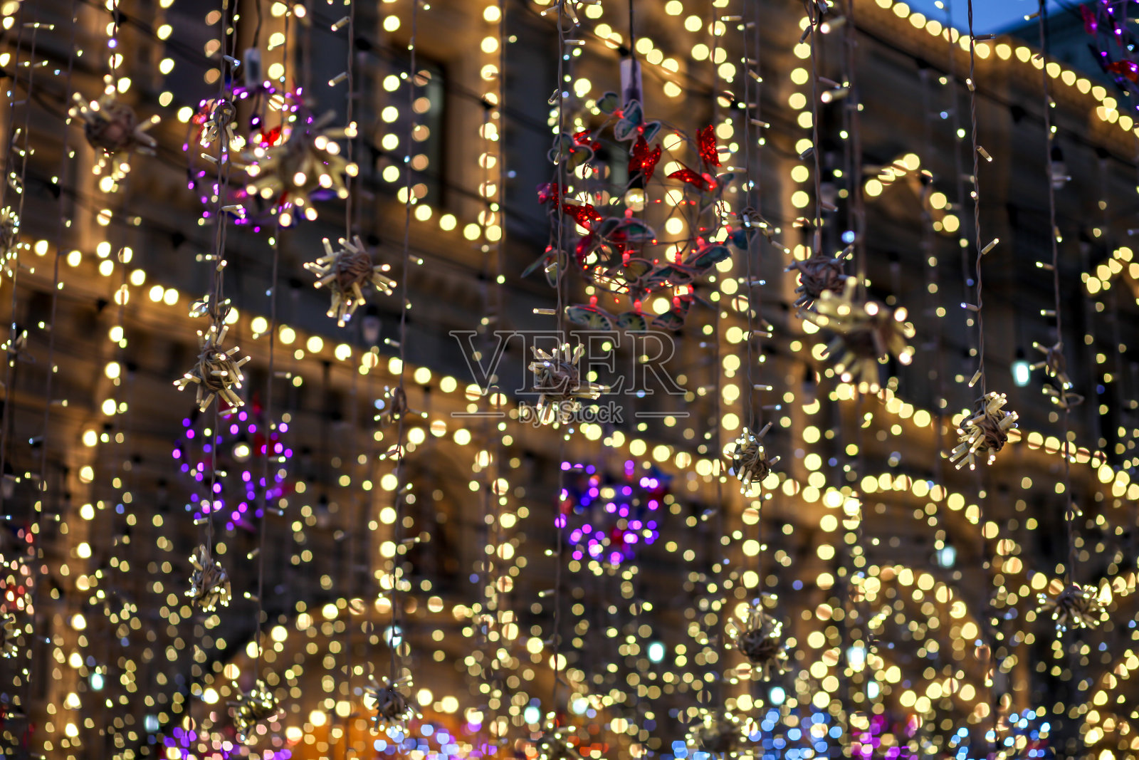 建筑物上的圣诞彩灯照片摄影图片