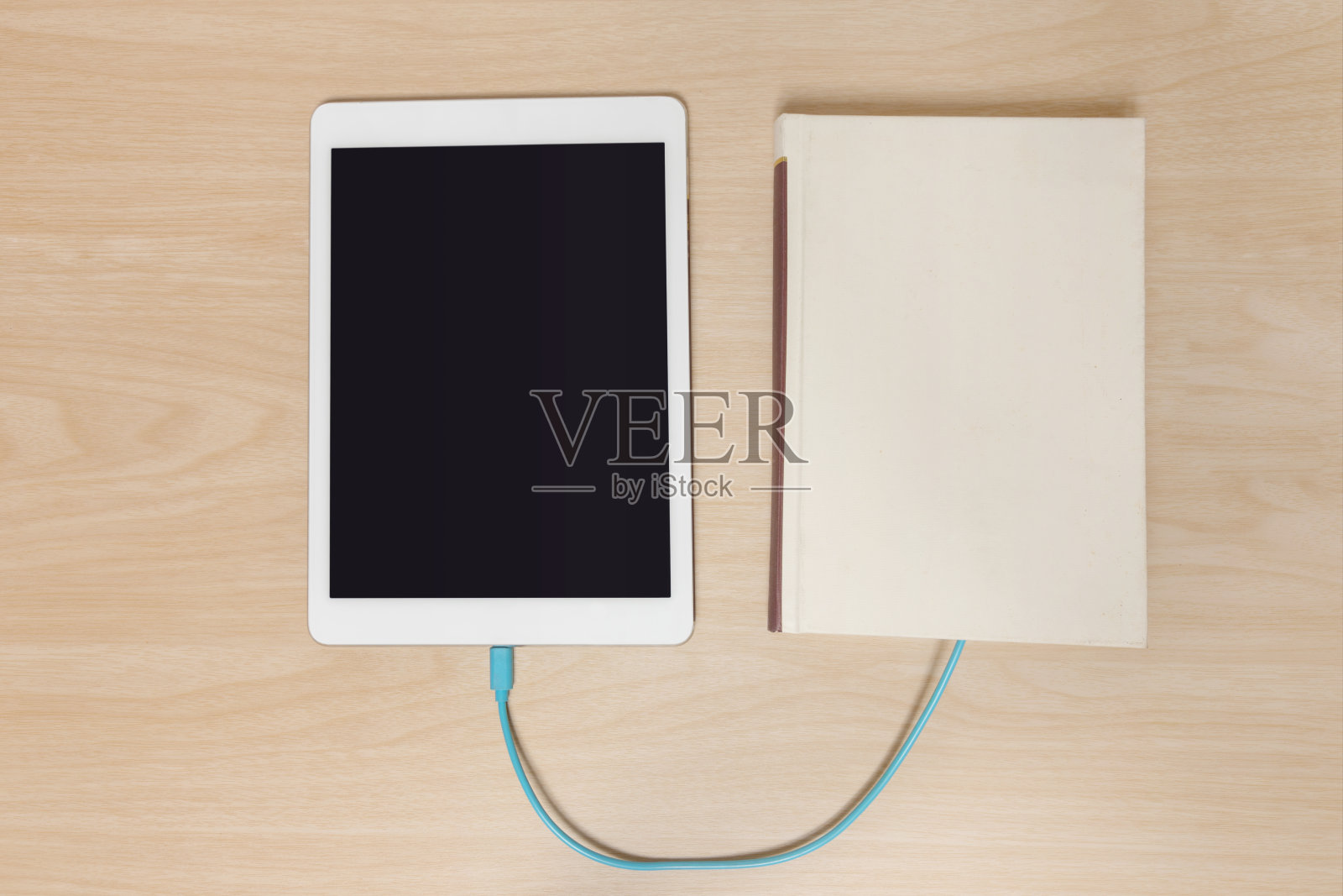 用数据线连接到平板电脑上的旧书，并从那里下载资料照片摄影图片