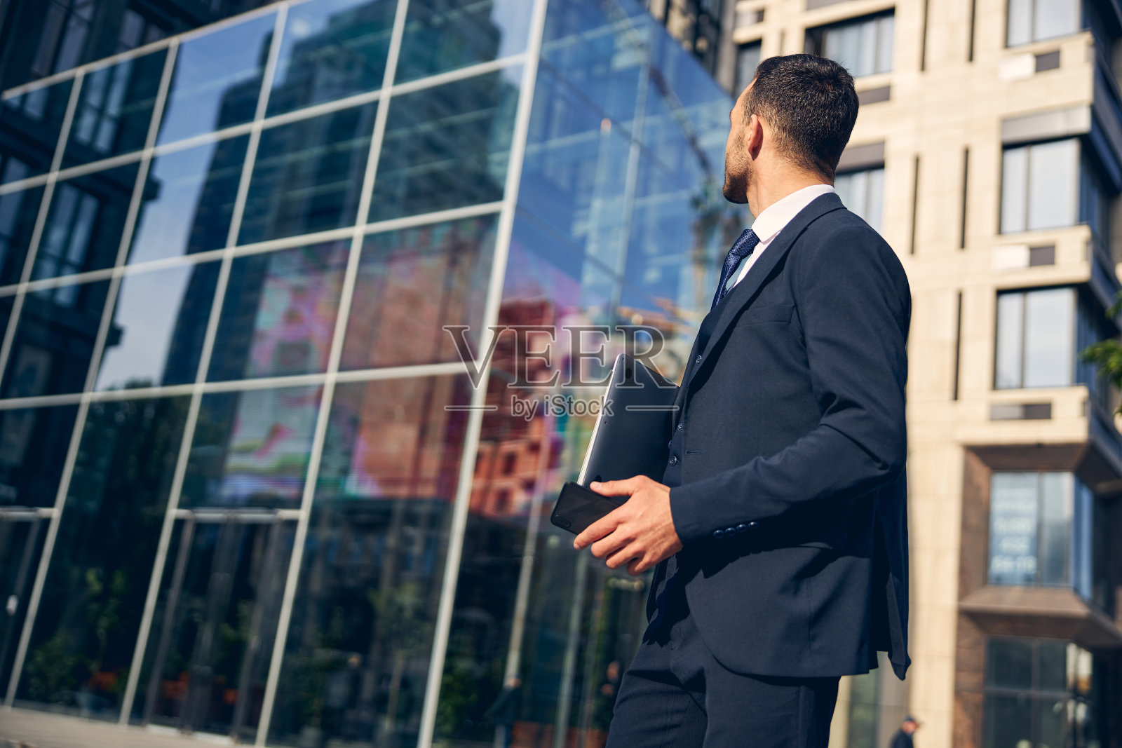 褐发男性拿着设备在大楼里走照片摄影图片