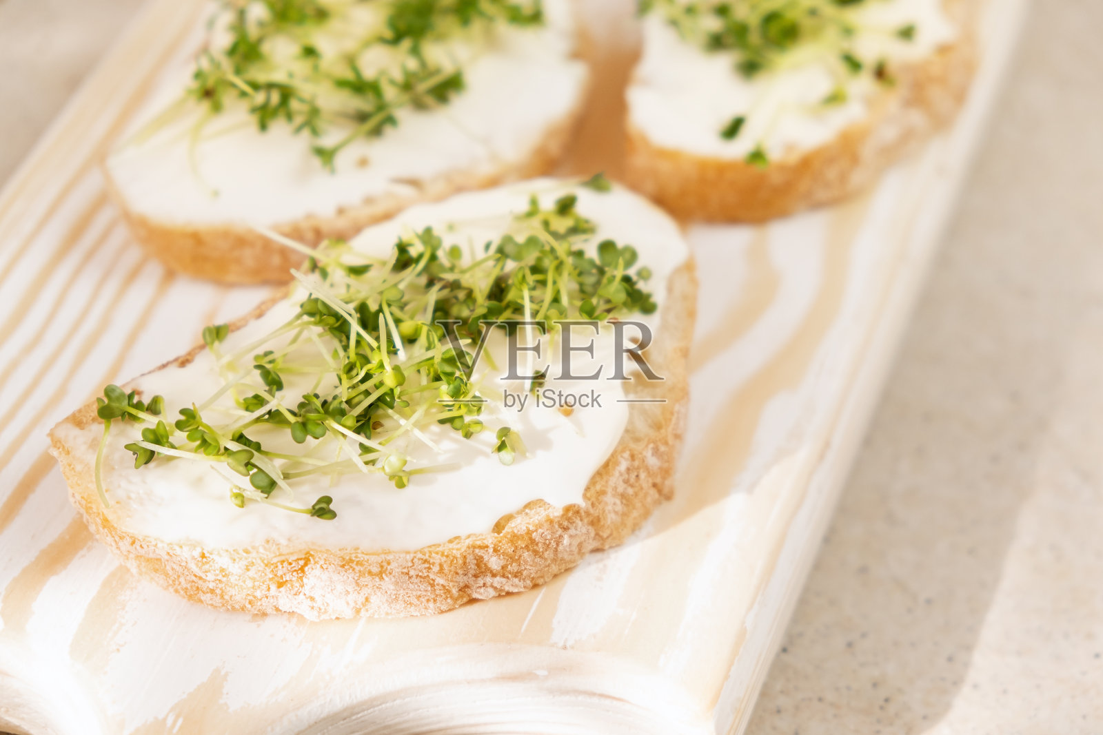 健康的早餐。奶油芝士和蔬菜三明治。照片摄影图片