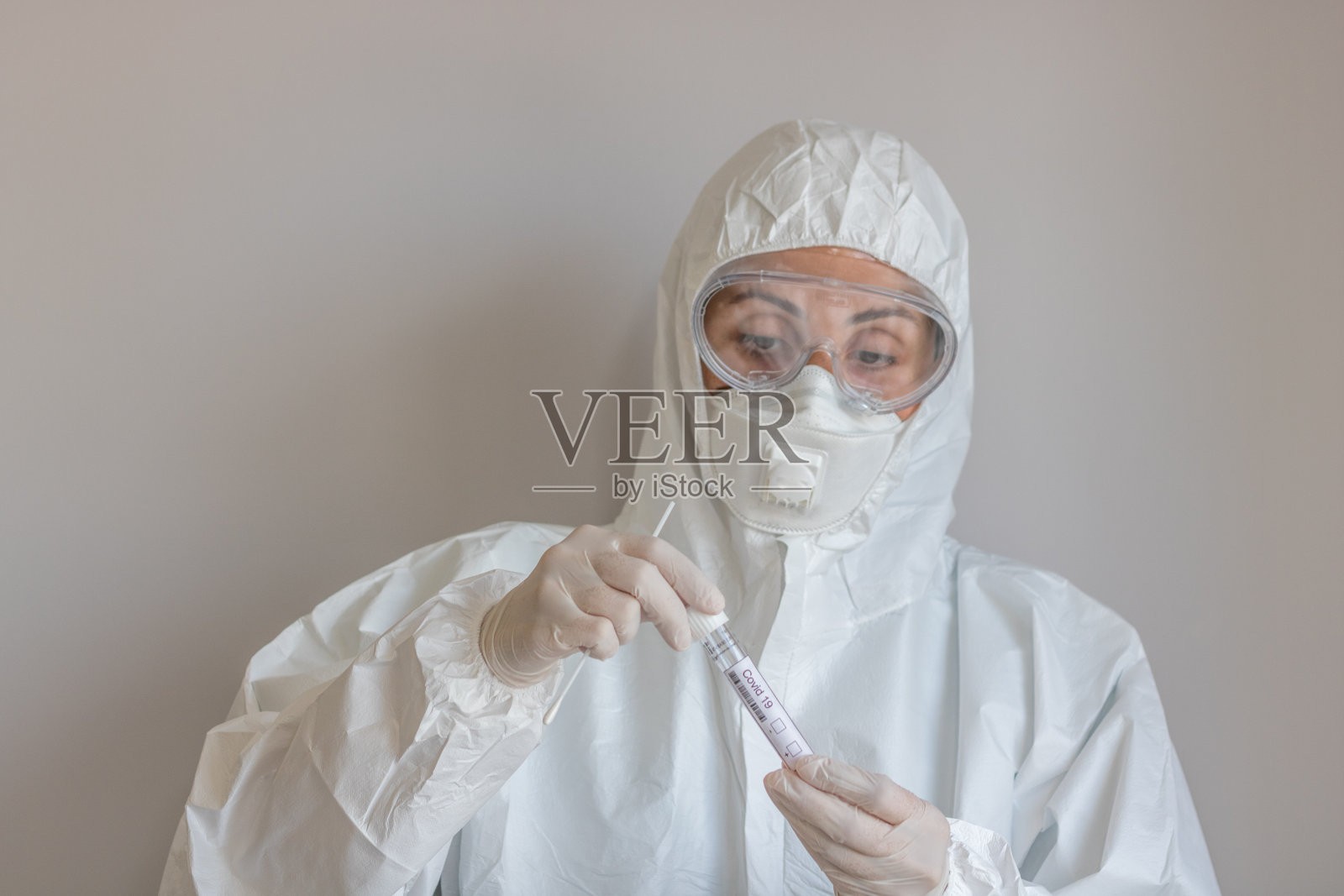 带医疗连身衣的医生进行PCR / Corona / Covid - 19检测照片摄影图片