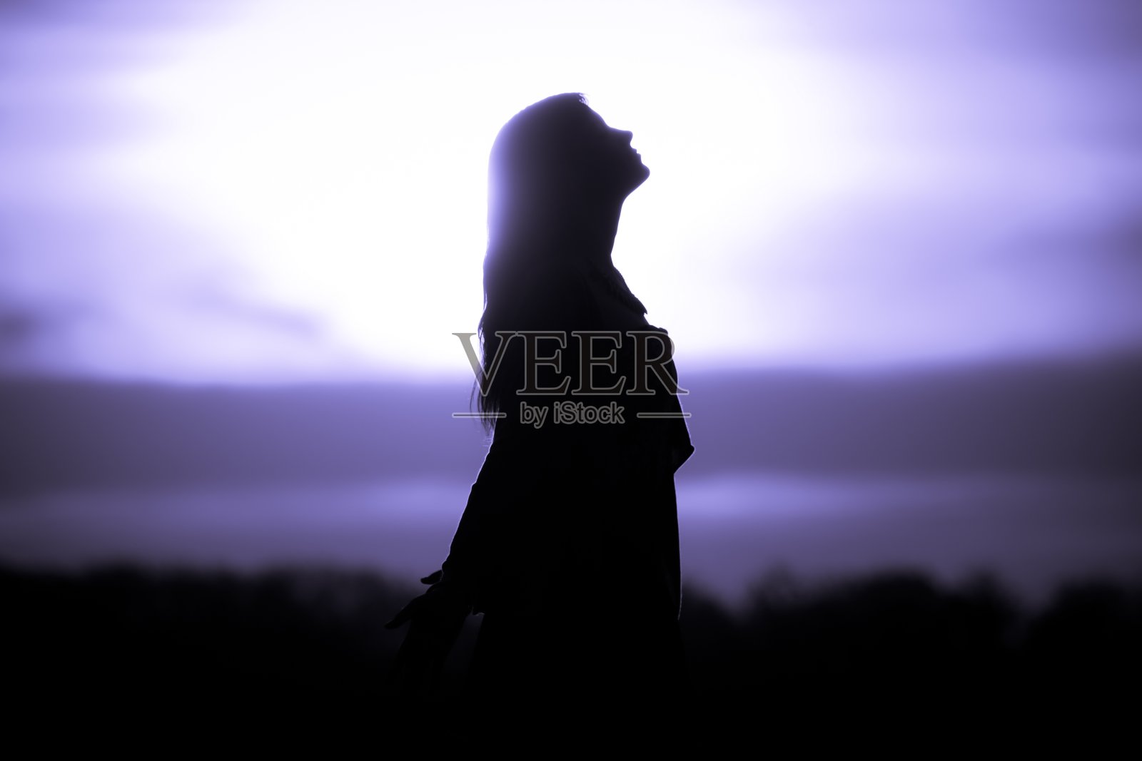 青年女子的灵魂在紫阳沉思等待未来的时代照片摄影图片