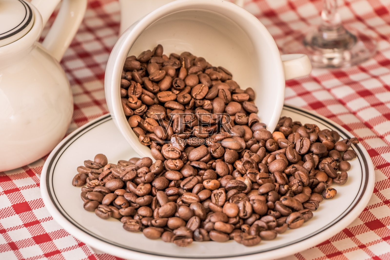用杯子和盘子在咖啡桌上烘焙咖啡豆照片摄影图片