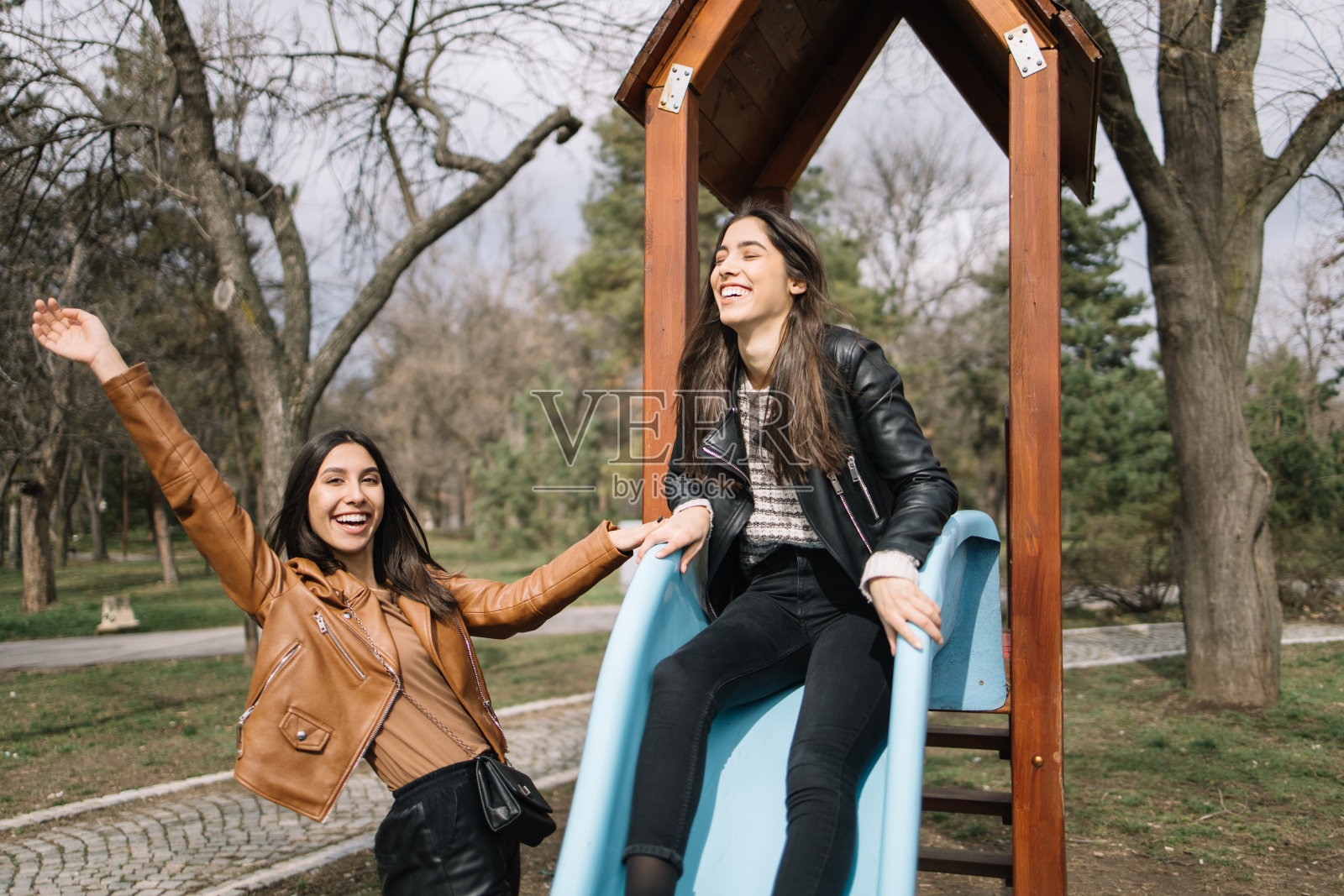 小女孩们在公园里欢笑照片摄影图片