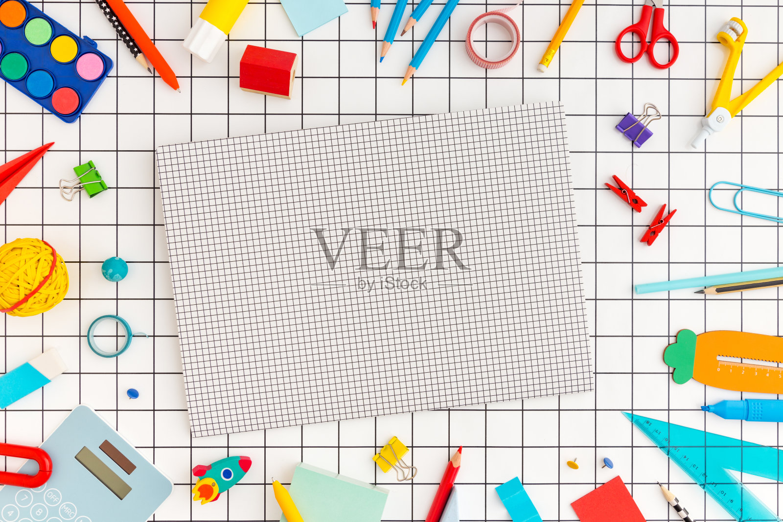 文件夹和学习用品。创造性的平坦。回到学校的概念。照片摄影图片